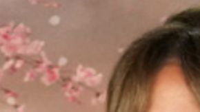 En esta imagen de archivo, un bombero camina hacia una estructura en llamas mientras el incendio de Eaton avanza, el 7 de enero de 2025, en Altadena, California.