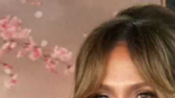 En esta imagen de archivo, un bombero camina hacia una estructura en llamas mientras el incendio de Eaton avanza, el 7 de enero de 2025, en Altadena, California.