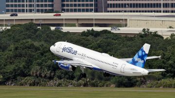 La apertura de la puerta de salida del ala provocó que se desplegara un tobogán de emergencia en el avión de JetBlue.