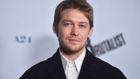 Joe Alwyn dice que dejó atrás su relación con Taylor Swift e insta otros a hacer lo mismo