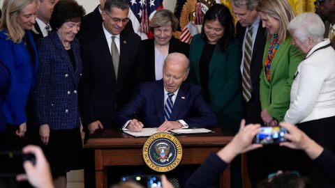 Joe Biden firma ley del Seguro Social