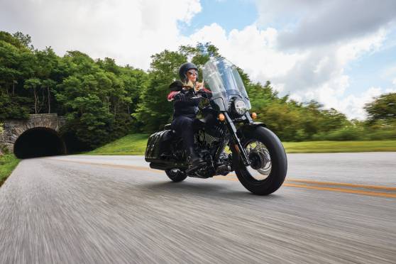La Super Chief Dark Horse en la carretera