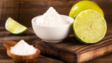 El limón, la sal y el bicarbonato son la mezcla perfecta para limpiar cualquier superficie.