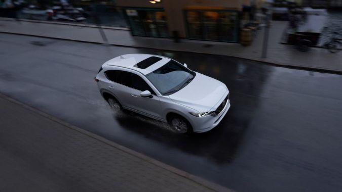 Mazda CX-5 2025, color blanco