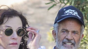 Mel Gibson es escoltado por bomberos para inspeccionar su propiedad devastada por el fuego en Malibú