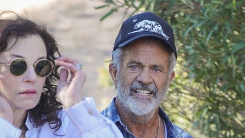 Mel Gibson es escoltado por bomberos para inspeccionar su propiedad devastada por el fuego en Malibú