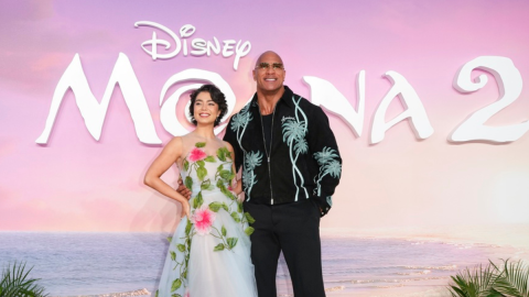 Auli'i Cravalho, a la izquierda, y Dwayne Johnson posan para los fotógrafos a su llegada al estreno en el Reino Unido de Moana 2 el domingo 24 de noviembre de 2024, en un cine del centro de Londres. (Foto por Scott A. Garfitt/Invision/AP)