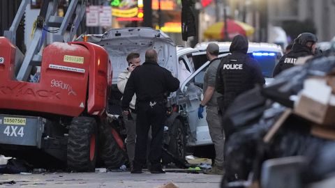 Los servicios de emergencia acuden al lugar de los hechos en la calle Bourbon después de que un vehículo atropellara a una multitud en la calle Canal y Bourbon de Nueva Orleans, el miércoles 1 de enero de 2025.