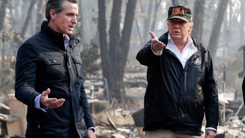 Trump y Newsom recorrieron juntos la ciudad de Paradise arrasada en un incendio en 2018.