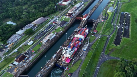 Trump acusa a Panamá de borrar pruebas del "control" chino del Canal