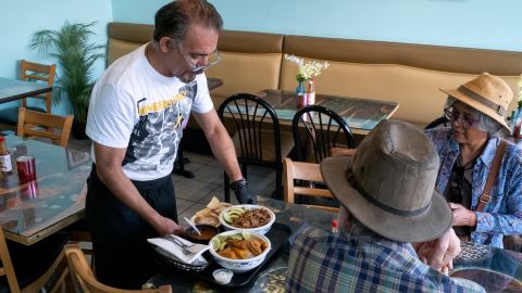 Mario Velásquez atiende a clientes en su negocio Playa del Carmen en Pasadena.