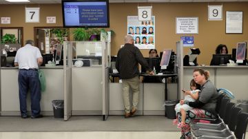 ¿Cuál es el proceso para tramitar el Real ID en California y cuánto cuesta?