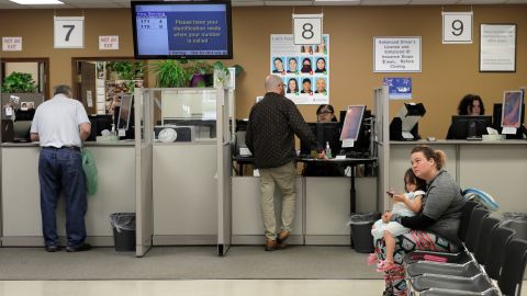 ¿Cuál es el proceso para tramitar el Real ID en California y cuánto cuesta?