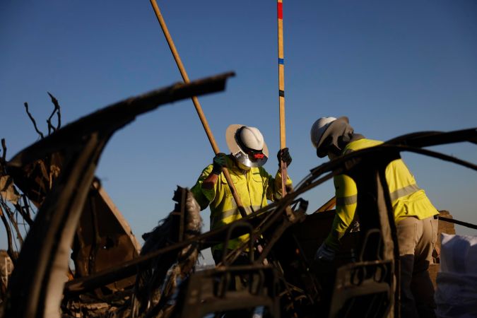 Los Angeles (United States), 01/15/2025.- Workers dig a hole for a new electrical pole in the Pacific Palisades neighborhood in Los Angeles, California, USA, 15 January 2025. According to the National Weather Service, much of Southern California is under an elevated fire risk, as the Santa Ana winds have returned and are predicted to affect the area. The Los Angeles County Medical Examiner's Office has stated that the suspected death toll from the Los Angeles fires now stands at 25 as search and rescue teams, both local and abroad, search the affected fire areas. (forest fire) EFE/EPA/CAROLINE BREHMAN