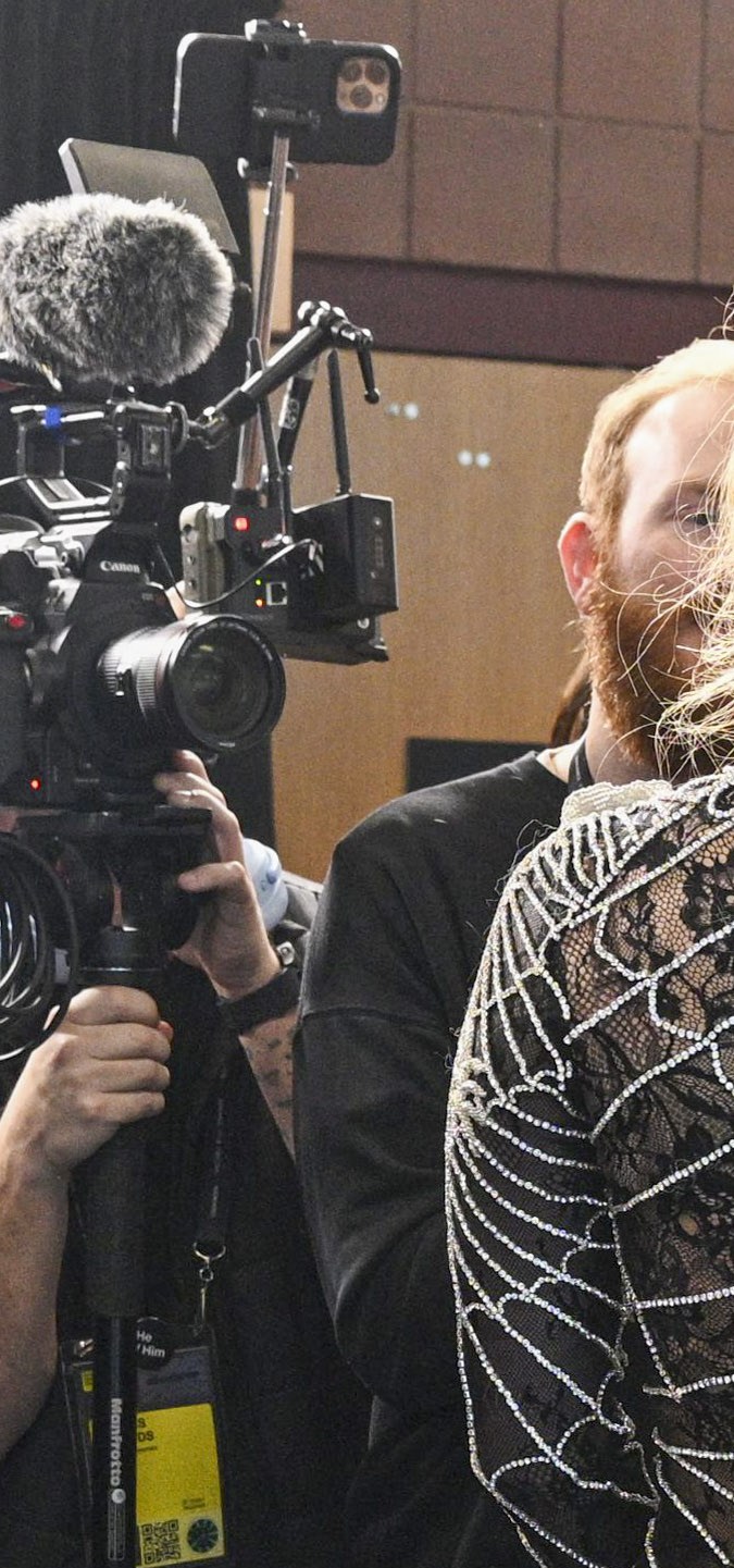 Photo © 2025 REX Features/Shutterstock /The Grosby Group Park City, January 26, 2025 Jennifer Lopez stunned at the premiere of Kiss of the Spider Woman during the Sundance Film Festival, a musical adaptation of Manuel Puig’s novel co-starring Diego Luna. Embracing the concept of ‘method dressing,’ she wore a striking black lace gown with strass detailing designed by Valdrin Sahiti, inspired by a spiderweb. She completed the look with Hassandazeh jewelry, towering black heels, a matching clutch, and a sleek updo with a side fringe.*** Jennifer Lopez deslumbró en la premiere de El Beso De La Mujer Araña durante el Festival de Sundance, una adaptación musical de la novela de Manuel Puig que protagoniza junto a Diego Luna. La artista llevó al extremo el ‘method dressing’ con un vestido negro de encaje con strass diseñado por Valdrin Sahiti, inspirado en una telaraña. Complementó el look con joyas de Hassandazeh, tacones negros imposibles, un bolso de mano a juego y un peinado recogido con flequillo lateral.