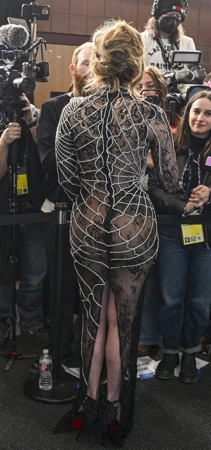 Photo © 2025 REX Features/Shutterstock /The Grosby Group Park City, January 26, 2025 Jennifer Lopez stunned at the premiere of Kiss of the Spider Woman during the Sundance Film Festival, a musical adaptation of Manuel Puig’s novel co-starring Diego Luna. Embracing the concept of ‘method dressing,’ she wore a striking black lace gown with strass detailing designed by Valdrin Sahiti, inspired by a spiderweb. She completed the look with Hassandazeh jewelry, towering black heels, a matching clutch, and a sleek updo with a side fringe.*** Jennifer Lopez deslumbró en la premiere de El Beso De La Mujer Araña durante el Festival de Sundance, una adaptación musical de la novela de Manuel Puig que protagoniza junto a Diego Luna. La artista llevó al extremo el ‘method dressing’ con un vestido negro de encaje con strass diseñado por Valdrin Sahiti, inspirado en una telaraña. Complementó el look con joyas de Hassandazeh, tacones negros imposibles, un bolso de mano a juego y un peinado recogido con flequillo lateral.