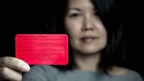 La tarjeta roja para que los inmigrantes conozcan sus derechos. (Fotos the Immigrant Legal Resource Center)