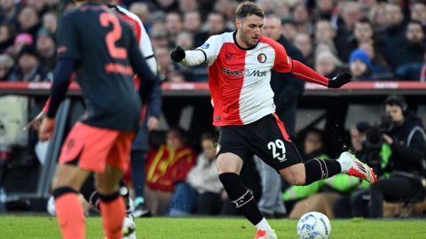 Santiago GIménez durante el partido contra el Utrecht.