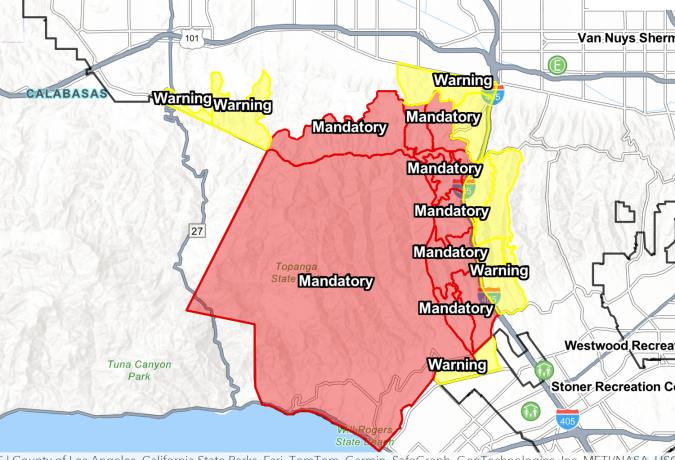 Mapa de la zona completa de evacuación obligatioria (rojo) por el incendio Palisades, incluyendo la parte agregada la noche del viernes junto a la autopista 405.