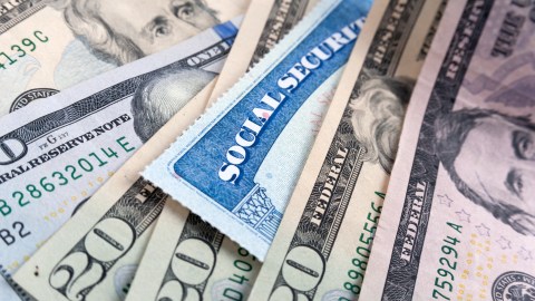 ¿Se puede seguir trabajando y cobrar el Seguro Social a los 62 años?