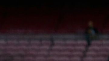 Gerard Piqué, del Barcelona, y sus hijos Milan y Sasha saludan a los aficionados al final del partido de la Liga Española entre el Barcelona y el Almería en el estadio Camp Nou de Barcelona, España, el sábado 5 de noviembre de 2022. Piqué jugó el último partido de su carrera profesional como local. (Foto AP/Joan Monfort)
