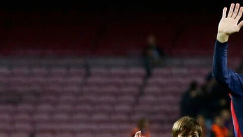 Gerard Piqué, del Barcelona, y sus hijos Milan y Sasha saludan a los aficionados al final del partido de la Liga Española entre el Barcelona y el Almería en el estadio Camp Nou de Barcelona, España, el sábado 5 de noviembre de 2022. Piqué jugó el último partido de su carrera profesional como local. (Foto AP/Joan Monfort)