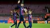 Gerard Piqué, del Barcelona, y sus hijos Milan y Sasha saludan a los aficionados al final del partido de la Liga Española entre el Barcelona y el Almería en el estadio Camp Nou de Barcelona, España, el sábado 5 de noviembre de 2022. Piqué jugó el último partido de su carrera profesional como local. (Foto AP/Joan Monfort)