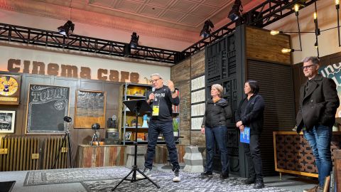 Eugene Hernandez, director del Festival de Sundance, se dirige a la prensa junto a Amanda Kelso, Kim Yutaniy John Nein.