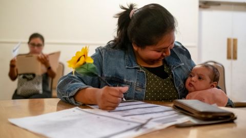 Berenice Morales llena una solicitud en la Iglesia Episcopalia de San Pablo en Pomona.