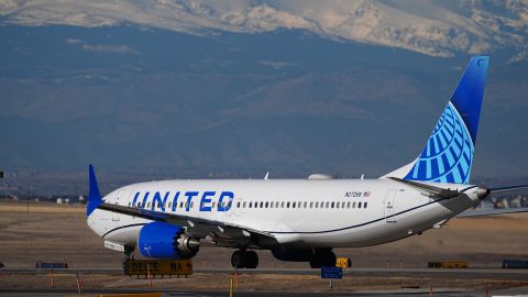 Avión de United choca con coyote durante el despegue en un aeropuerto de Chicago