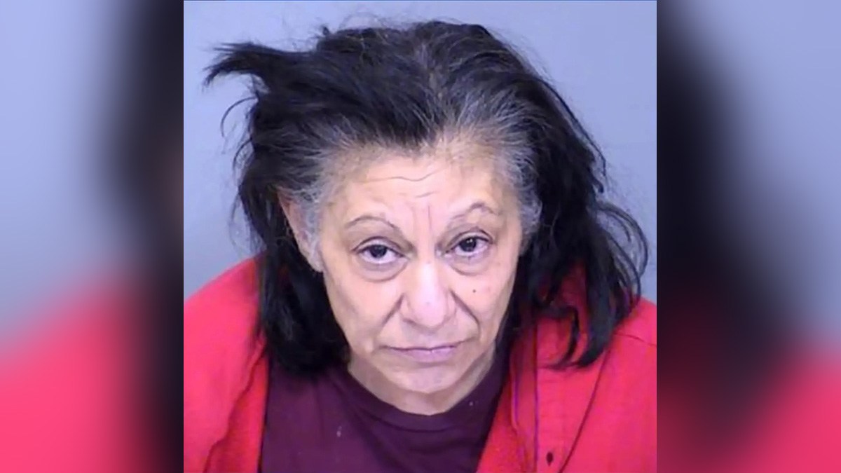 Arrestan a madre y abuela de Arizona por encerrar en una jaula a una ...