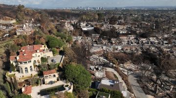 An aerial views shows the devastation left by the Palisades Fire in the Pacific Palisades section of Los Angeles, Monday, Jan. 27, 2025. (AP Photo/Jae C. Hong)