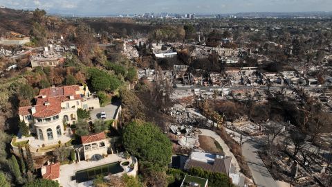 An aerial views shows the devastation left by the Palisades Fire in the Pacific Palisades section of Los Angeles, Monday, Jan. 27, 2025. (AP Photo/Jae C. Hong)