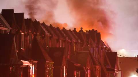 La avioneta causó una explosión y un incendio al caer en un barrio de Filadelfia.