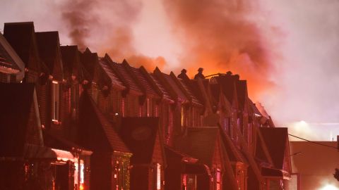 La avioneta causó una explosión y un incendio al caer en un barrio de Filadelfia.