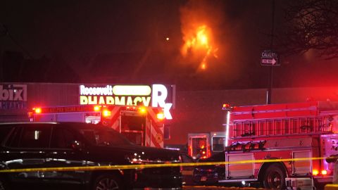 Autoridades responden a la escena del accidente de una aeronave que causó un incendio al estrellarse en Filadelfia.