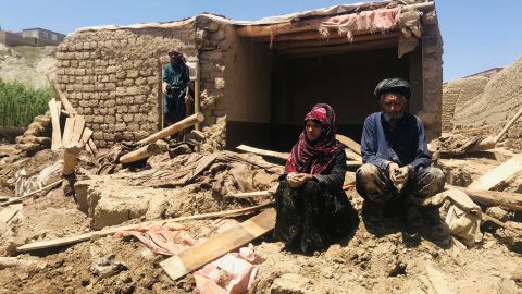 Deportados de Irán, estos refugiados afganos caminan hacia un centro de registro cercano a la frontera entre ambos países.