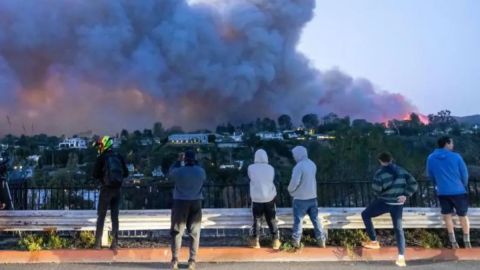 Las autoridades han pedido a los angelinos que se abstengan de salir de sus casas debido a los altos niveles de contaminación.