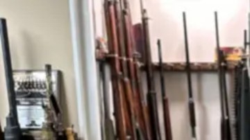 Las armas, desde rifles antiguos hasta Glocks, son el negocio familiar de James Rabun.