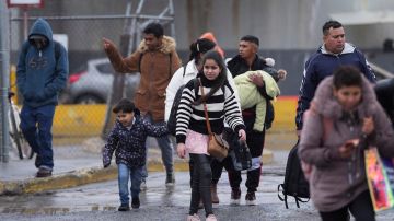 Migrantes que buscan asilo salen de una oficina de inmigración después que sus reuniones fueron canceladas y fueron rechazados, el 20 de enero de 2025, en Matamoros, México.