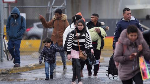 Migrantes que buscan asilo salen de una oficina de inmigración después que sus reuniones fueron canceladas y fueron rechazados, el 20 de enero de 2025, en Matamoros, México.