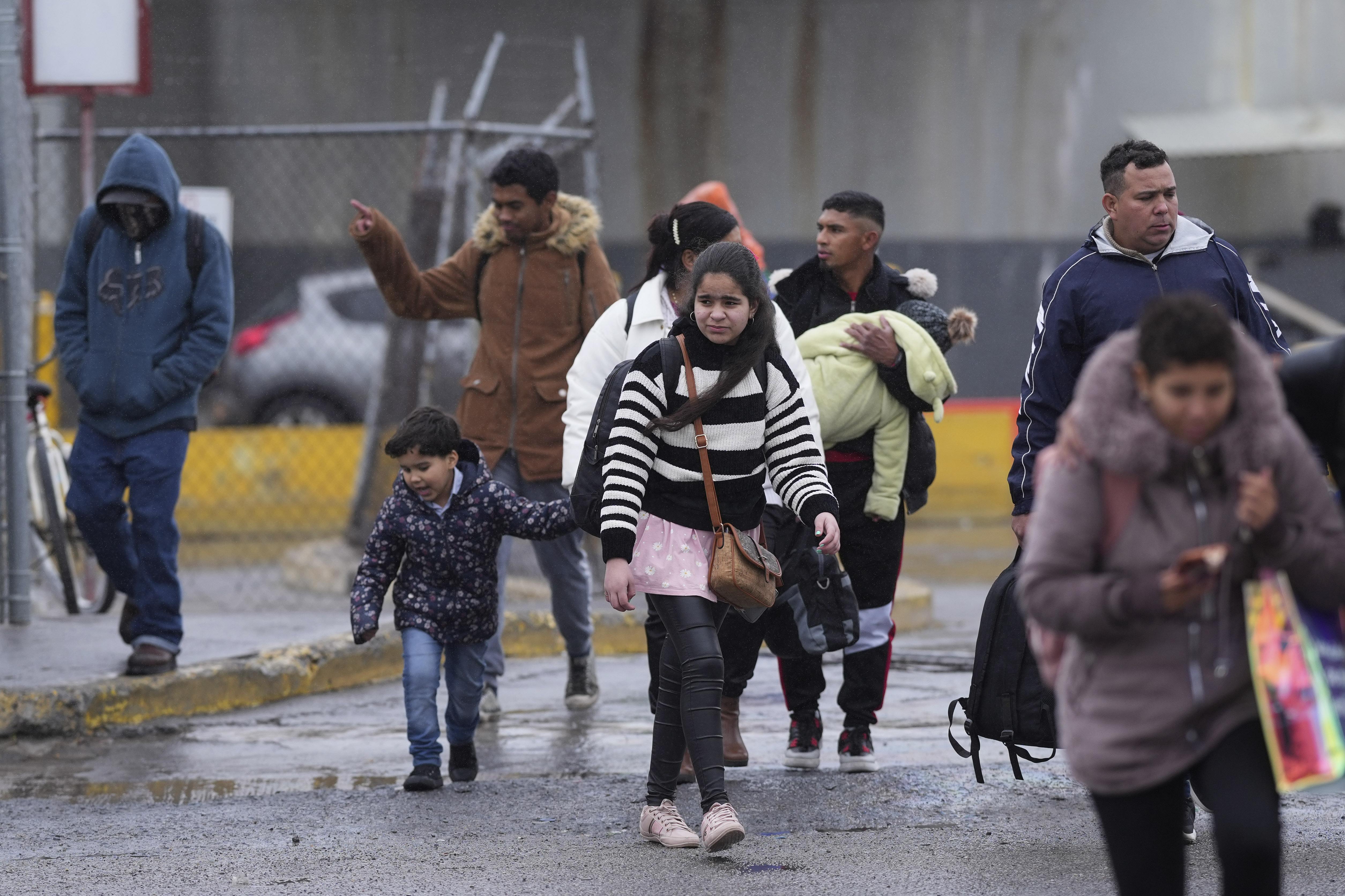 Migrantes que buscan asilo salen de una oficina de inmigración después que sus reuniones fueron canceladas y fueron rechazados, el 20 de enero de 2025, en Matamoros, México.