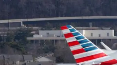 El avión comercial de American Airlines y el helicóptero del ejército cayeron cerca del aeropuerto Ronald Reagan.