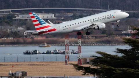 El avión comercial de American Airlines y el helicóptero del ejército cayeron cerca del aeropuerto Ronald Reagan.