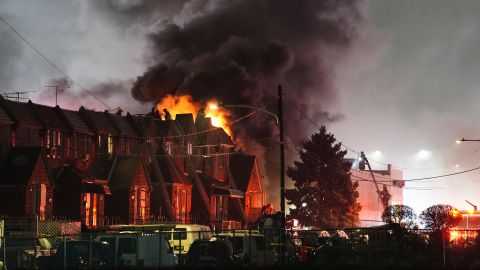 El avión causó un gran incendio en una zona residencial de Filadelfia al caer.