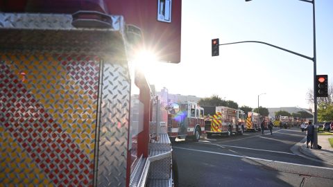 Bomberos y socorristas en el lugar donde una avioneta se estrelló contra un almacén en Fullerton, California