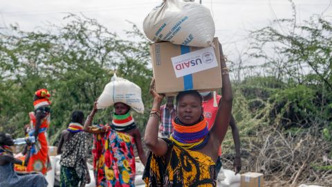 Vecinos reciben alimentos distribuidos por la Agencia de Estados Unidos para el Desarrollo Internacional (USAID), en Kachoda, norte de Kenia.