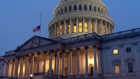 La bandera ondea a media asta en el Capitolio para honrar al expresidente Jimmy Carter, quien falleció a la edad de 100 años.