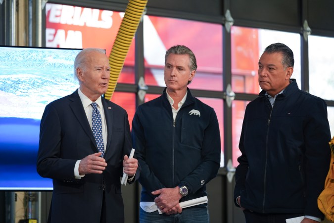 Biden anunció medidas extraordinarias por los incendios junto con el gobernador de California, Gavin Newsom, en una estación de bomberos de Santa Mónica.