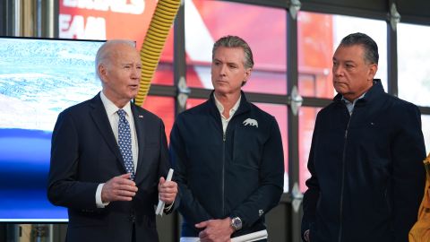 Biden anunció medidas extraordinarias por los incendios junto con el gobernador de California, Gavin Newsom, en una estación de bomberos de Santa Mónica.